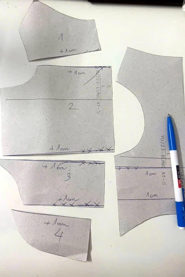 Paper pattern pieces for a custom pet garment, numbered 1 to 4 and marked with 1 cm seam allowances